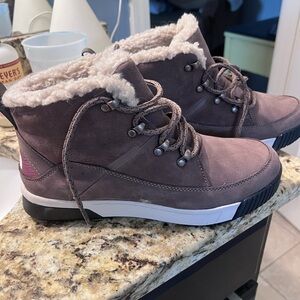 The North Face Taupe Winter Boots with Sherpa Lining size 9.5